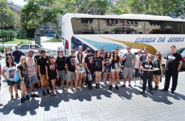 Grupo de friburguenses prestes a embarcar para o quarto dia do Rock in Rio (Foto: Lúcio Cesar Pereira)