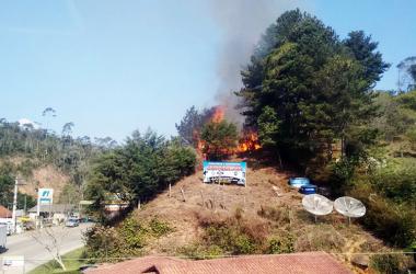 Incêndio em vegetação no distrito de Campo do Coelho (Foto: WhatsApp)