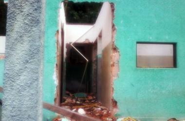 Escola em Macaé de Cima é parcialmente demolida por morador