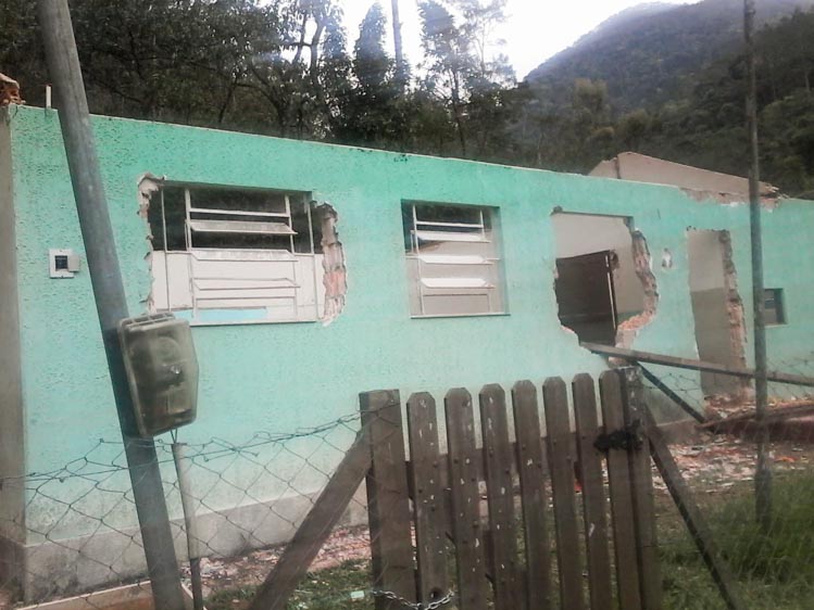 Acusado de demolir escola em Macaé de Cima diz que o terreno é sua propriedade