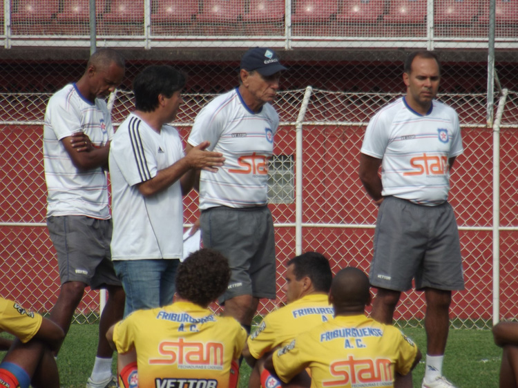 Preparação teve bastante bate-papo com os jogadores do Friburguense (Foto: Vinicius Gastin)