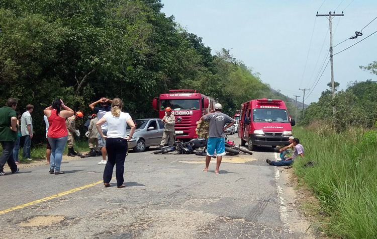 O acidente bloqueou o trecho da rodovia estadual (Foto: WhatsApp)
