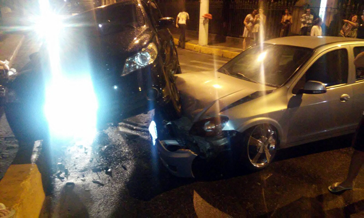 A colisão aconteceu em frente à Igreja Luterana (Foto: WhatsApp)