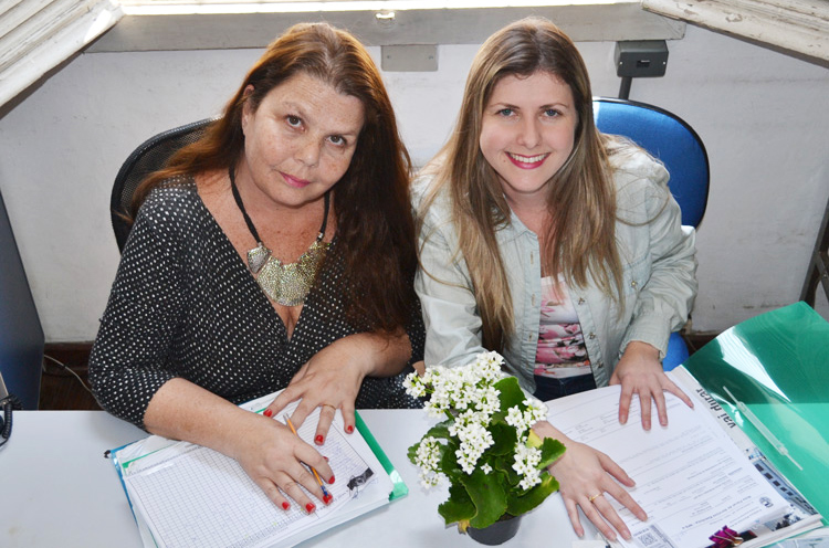 Mária Ventura e Cristiana Paixão, do setor de administração de A VOZ DA SERRA