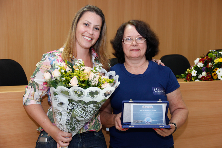 A coordenadora do Cevest, Valdete Lisboa (à esquerda), prestou homenagem à instrutora Maria Neiva