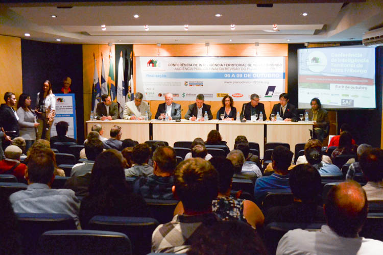 A conferência foi aberta ontem à tarde com solenidade no auditório da CDL, reunindo autoridades, com a presença do prefeito Rogério Cabral (ao centro) (Foto: Amanda Tinoco)