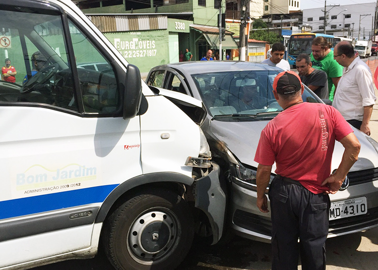 : A ambulância bateu na lateral direita do carro  (Foto: WhatsApp)