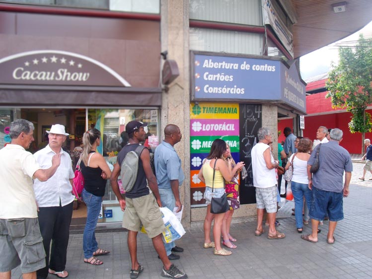 Com a a greve, resta à população recorrer aos caixas eletrônicos ou lotéricas que ficaram lotadas ontem, primeiro dia útil após o feriadão (Foto: Amanda Tinoco)