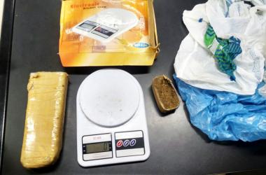 Foram encontradas uma sacola plástica com dois tabletes de maconha, com cerca de 600 gramas da droga (Foto: 11º BPM)