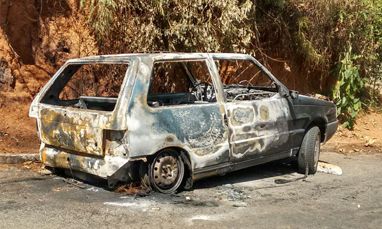 O Fiat Uno foi destruído pelas chamas (Foto: WhatsApp)