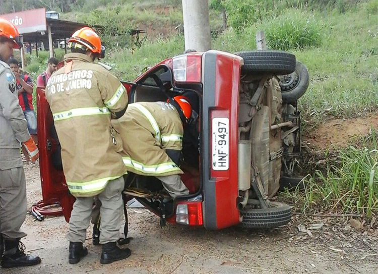 O carro tombou na Curva do Morango (Foto: WhatsApp)