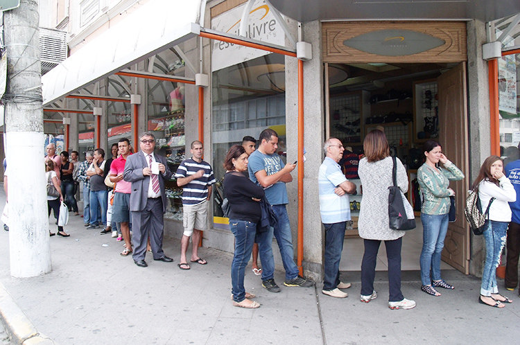 Com o fim da greve, muita gente correu às agências ainda pela manhã. Pouco antes das 11h, filas chamavam a atenção na Avenida Alberto Braune (Foto: Lúcio Cesar Pereira)