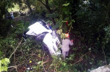 A minivan caiu em um barranco na descida da serra (Foto: WhatsApp)