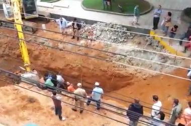 Operário trabalhava na construção de uma rede subterrânea de esgoto na segunda-feira (Foto: WhatsApp)