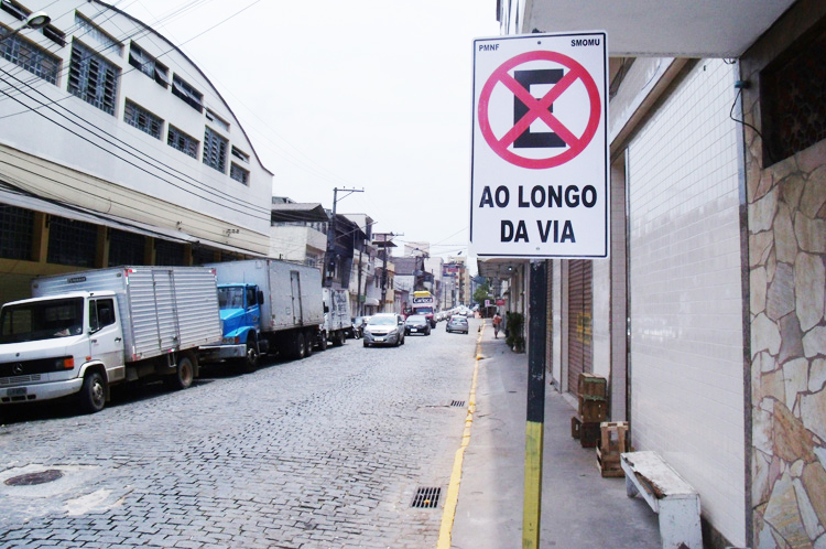 Por causa da sinalização nenhum carro estava parado ao longo da via (Foto: Lúcio Cesar Pereira)