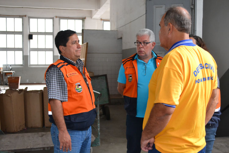A inspeção foi realizada na tarde da última quinta-feira pelo secretário da Defesa Civil, João Paulo Mori (esquerda) e sua equipe (Foto: Amanda Tinoco)