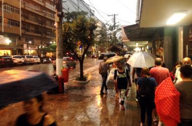 Friburguenses já estavam precavidos na Alberto Braune quando começou a chuva 