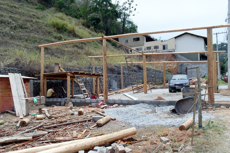 A Secretaria de Meio Ambiente autorizou o prosseguimento da intervenção até que o Departamento de Recursos Minerais do Rio de Janeiro dê um parecer final (Foto: Lúcio Cesar Pereira)