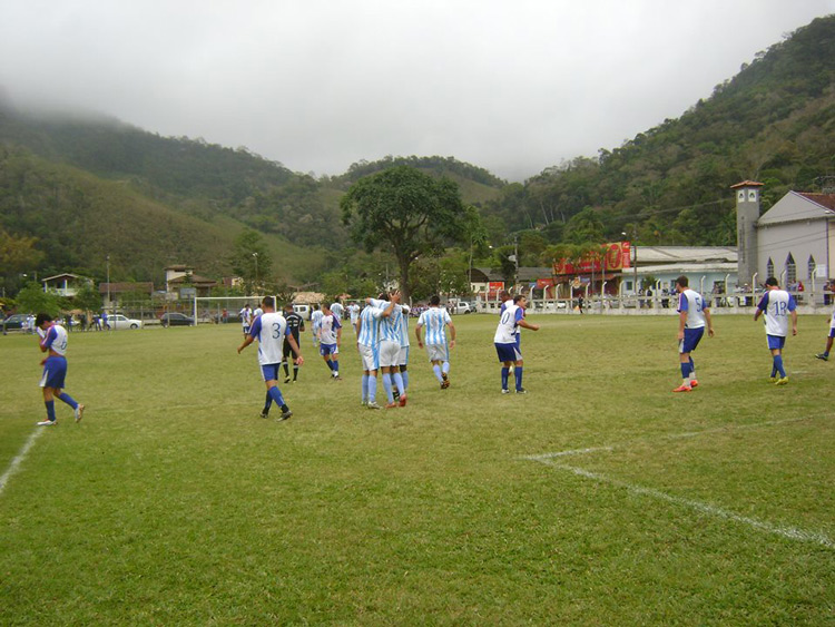 Equipe do Estrela comemora gol que garante vantagem do empate em casa