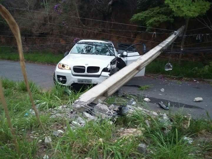 O carro bateu em um poste na Rua Nicolau Gachet (Foto: WhatsApp)