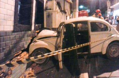 Fusca bate em parede da capela mortuária do São João Batista