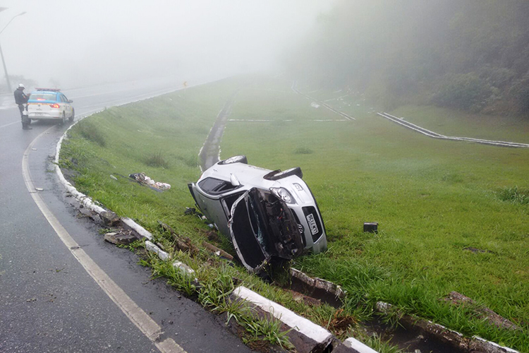 O carro capotou na descida da serra e quatro pessoas ficaram feridas 