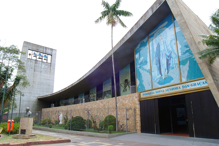 A igreja de Nossa Senhora das Graças, padroeira do bairro, situa-se no centro do bairro, na Praça 1º de Maio e impressiona por sua arquitetura moderna (Foto: Lúcio Cesar Pereira)