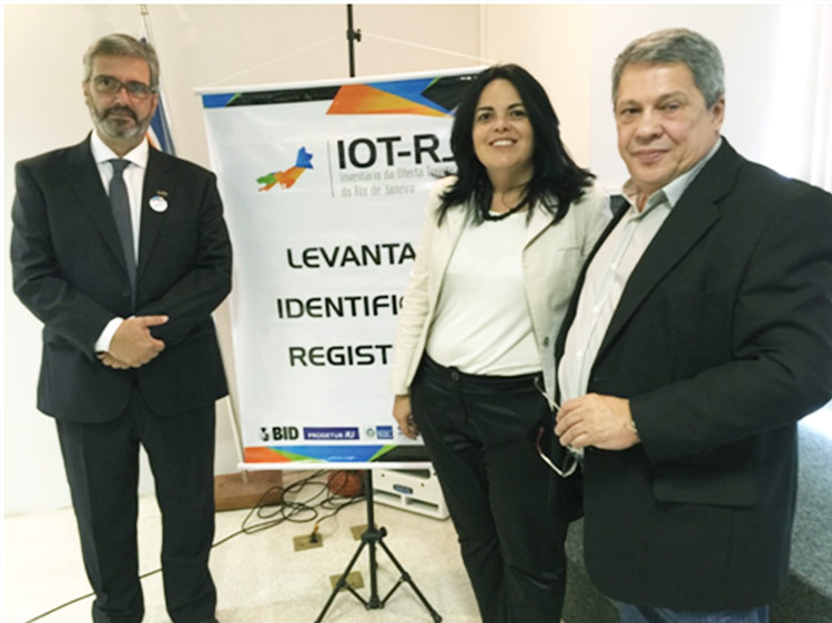 Da esquerda para a direita: prof. Carlos Lídizia (UFF), prof. Bianca Tempone (Cefet RJ) e Dr. Gelcy Trigueiro, do Prodetur, durante evento em Niterói