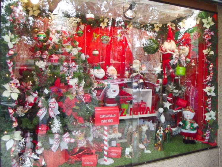 A vitrine de uma loja no centro da cidade: clima de Natal (Foto: Amanda Tinoco) 