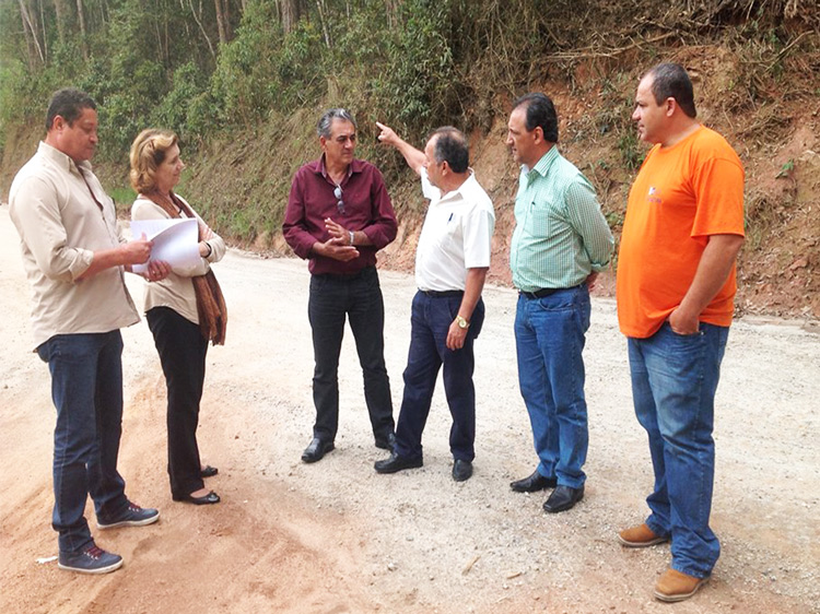 Na principal região produtora de caqui de Friburgo, técnicos da Engenharia Rural da Emater-Rio discutem futuras frentes de trabalho de conservação