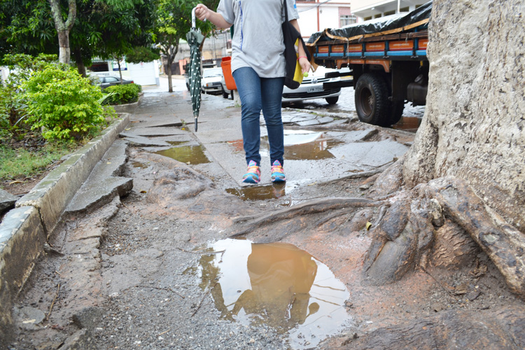 A pavimentação precária das ruas e calçadas do Catarcione prejudica o dia a dia dos moradores (Foto: Lúcio Cesar Pereira)