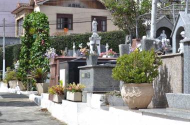 Os cemitérios foram preparados e limpos para receber os visitantes que irão reverenciar a memória de entes queridos falecidos (Foto: Amanda Tinoco)