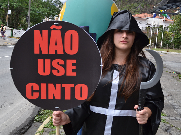  Os alunos se fantasiaram de “Morte” e entregaram folhetos aos motoristas e passageiros (Foto: Henrique Pinheiro)