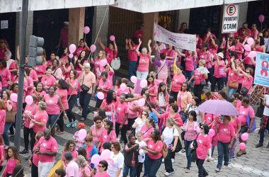 A caminhada rosa costuma todos os anos mobilizar muita gente em Friburgo, chamando a atenção para as necessidades de prevenção e tratamento da doença (Foto: Arquivo A VOZ DA SERRA)