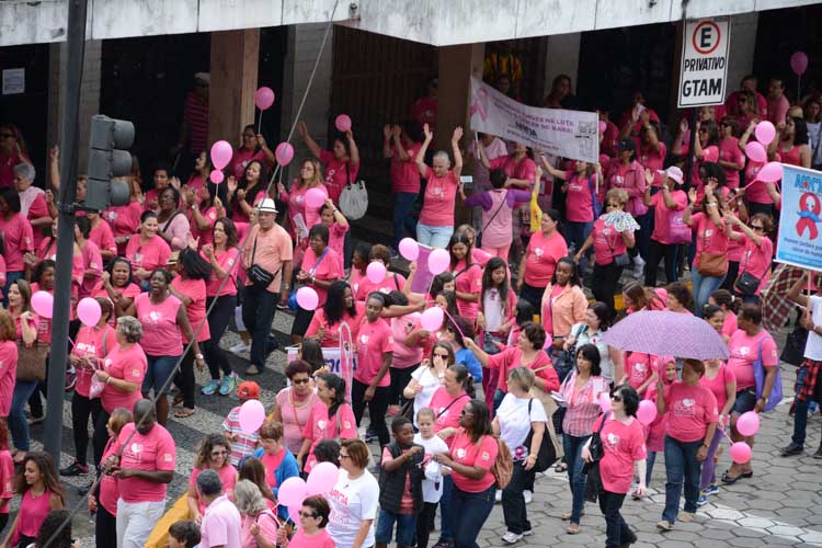 A caminhada atraiu muita gente e coloriu todo o centro da cidade de rosa: um alerta à necessidade de prevenção  (Foto: Amanda Tinoco)