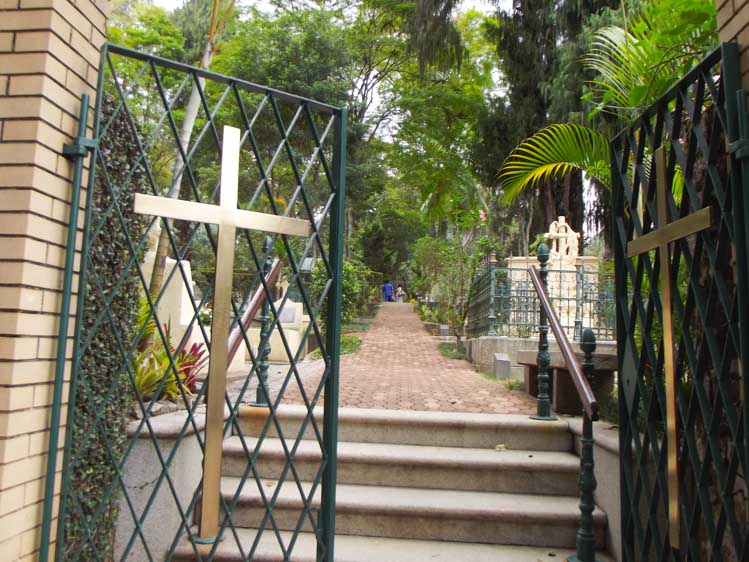 Nos cemitérios da cidade, como o Luterano, no Paissandu, o dia de ontem foi de bastante reflexão e homenagens aos falecidos (Foto: Adriana Ventura)