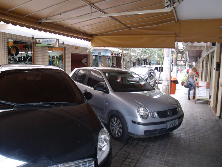 A ocupação irregular da rua pelos carros tem sido alvo de várias queixas e apelos para que haja uma fiscalização (Foto: Lúcio Cesar Pereira)