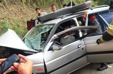 O motorista foi socorrido pelo Corpo de Bombeiros e levado para atendimento médico no Hospital Municipal de Bom Jardim (Foto: WhatsApp)