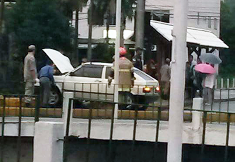 O carro invadiu a calçada ao lado da Igreja Luterana (Foto; WhatsApp)