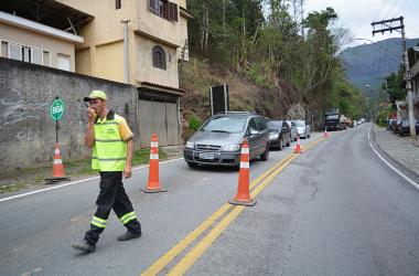 Operadores de tráfego orientam os motoristas que passam pelo “calombo” (Foto: Lúcio Cesar Pereira)