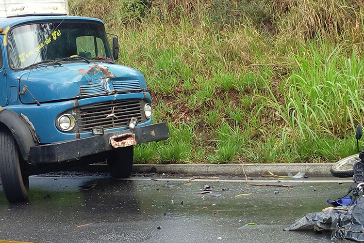 O lataria do caminhão ficou bastante amassada após a colisão (Foto: WhatsApp)