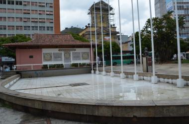 O lago permanece sem funcionar devido a problemas estruturais como infiltrações (Foto: Lúcio Cesar Pereira)
