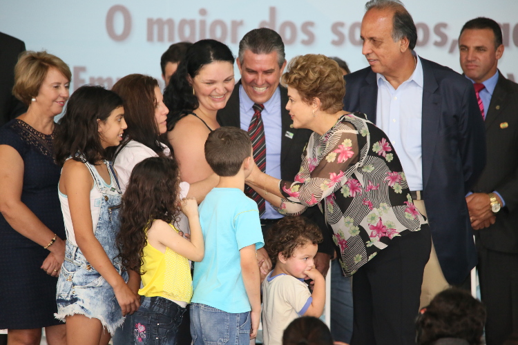 Momento de descontração durante a entrega das chaves às famílias beneficiadas (Foto: Lúcio Cesar Pereira)