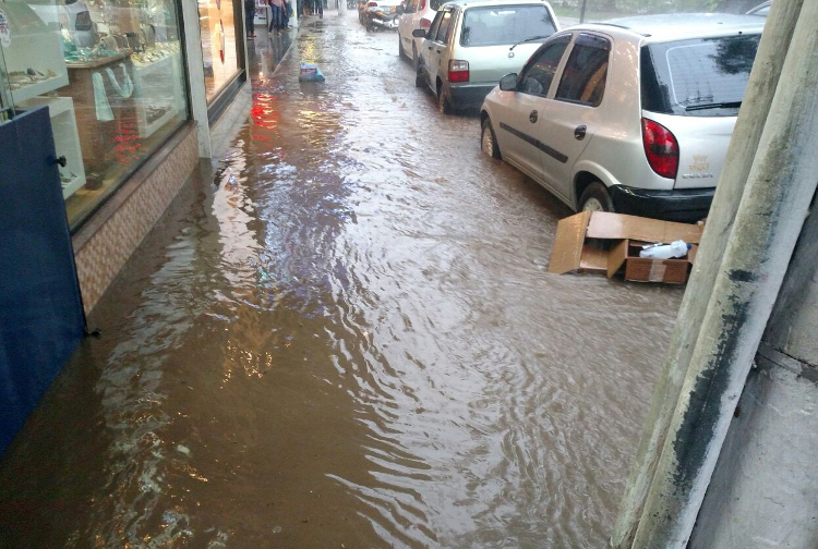 Em menos de uma hora, vários pontos da cidade ficaram completamente alagados (Foto: Leitor via WhatsApp)