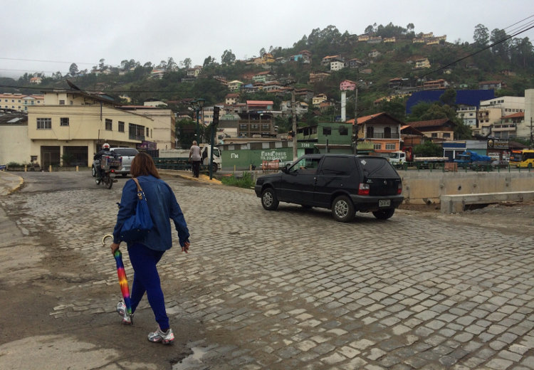 Sem sinalização, pedestres e motoristas encontram problemas para transitar (Foto: Dayanne Emrich))