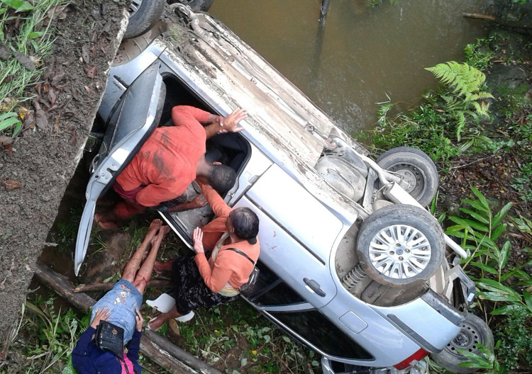 O carro caiu sobre o riacho e deixou quatro pessoas feridas (Foto: WhatsApp)