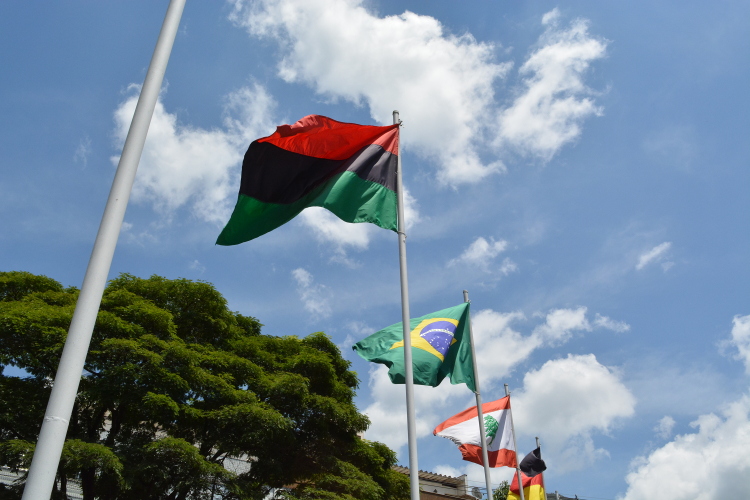 A bandeira Pan-Africana, na panóplica da Ponte Sete de Setembro (Foto: Lúcio Cesar Pereira)