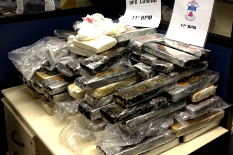 As dezenas de tabletes de maconha e cocaína foram apreendidas em Benfica (Foto: 11º BPM)