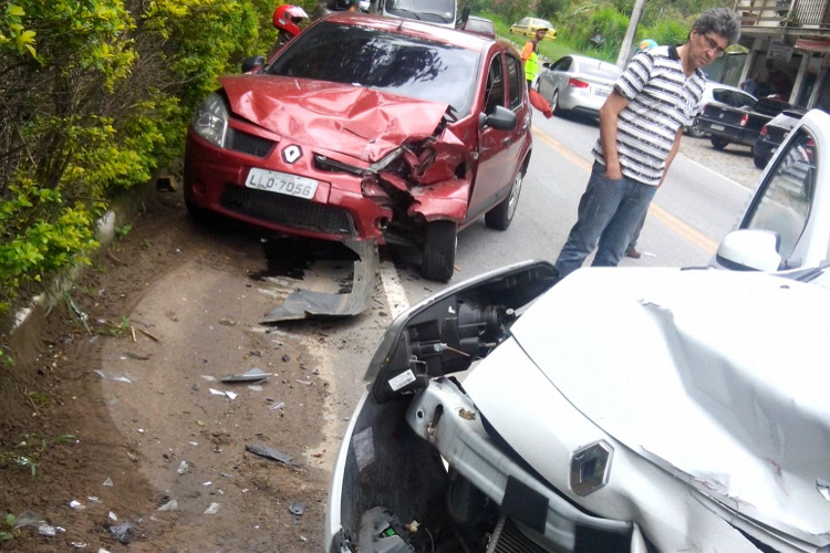 Os carros ficaram bastante amassados após a colisão (Foto: Leitor via WhatsApp)