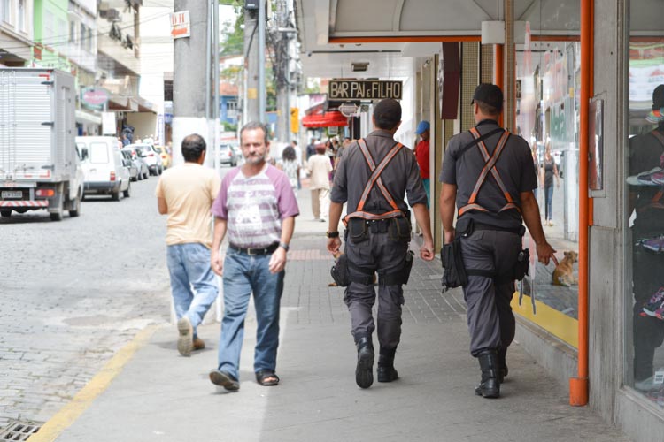 PMs reforçam o patrulhamento a pé nesta época de maior movimento no comércio a pé. Medida visa oferecer mais segurança a quem vai às compras de Natal (Foto: Amanda Tinoco)